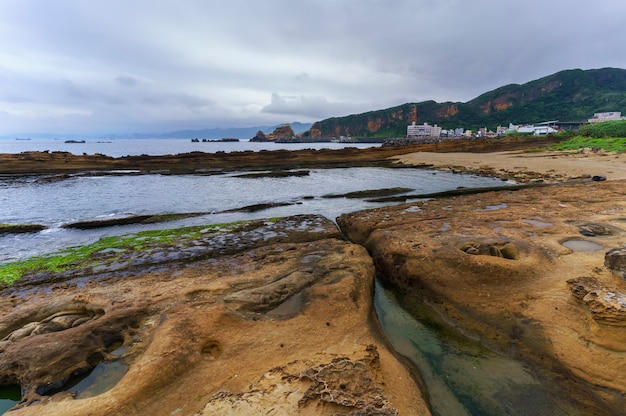 Prachtig landschap van Yehliu Geopark, unieke, zeldzame en verbluffende geologische formaties, New Taipei City, noordkust van Taiwan