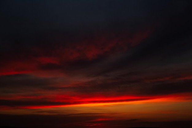 Prachtig landschap van zonsondergang met donkere kleurrijke wolken Natuurlijke achtergrond