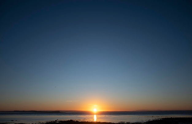 Prachtig landschap van zonsopgang op zee met heldere en wolkenloze lucht
