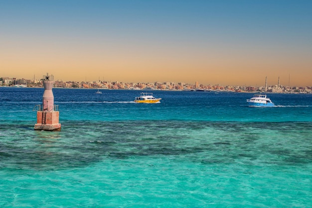 prachtig landschap voor cyaanblauwe zee en kleine schepen in hurghada, egypte