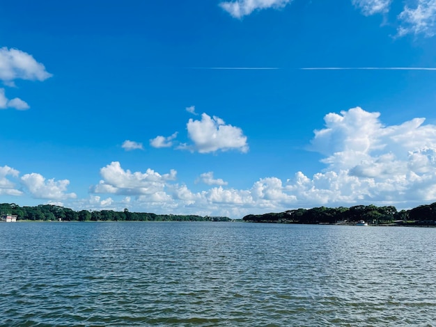 Prachtig landschap zee met licht bewolkte lucht foto