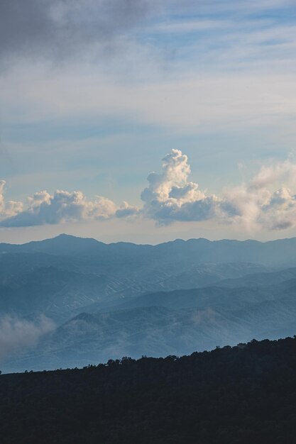 Prachtig landschapsbeeld en berglagen op de monjong-berg Doi Mon Jong is een van de top tien toppen in Thailand. Het prachtige landschap is gevuld met bergketens en mooie bloemen