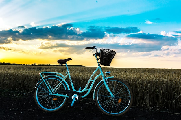 Prachtig landschapsbeeld met een vintage fiets bij zonsondergang