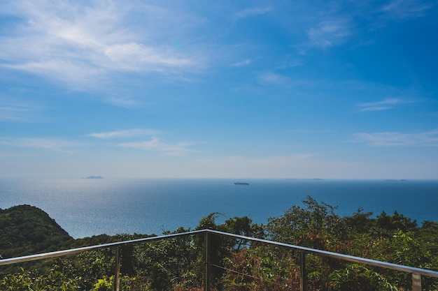 Foto prachtig landschapsbeeld op khao nha yak viewpoint koh lan pattayakoh lan eiland is het beroemde eiland in de buurt van de stad pattaya, thailand