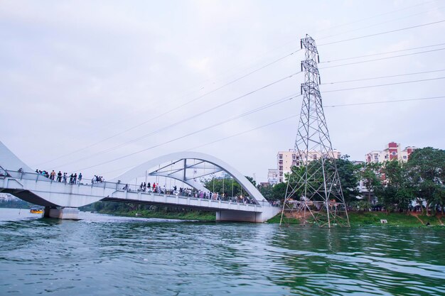 Prachtig landschapsbeeld van de Hatirjheel-meerbrug in DhakaBangladesh