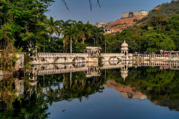 Prachtig landschapsbeeld van het monument Doodh Talai Musical Garden, het perfecte voorbeeld van moderne architectuur in Udaipur Rajasthan
