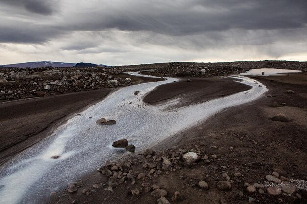 Prachtig landschapsbeeld van IJsland met bergen blauwe lucht en groen gras