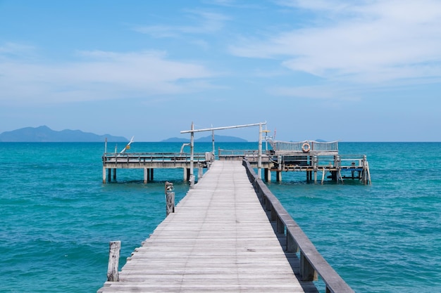 Prachtig landschapsmening houten brug en blauwe zee Koh mak Thailand