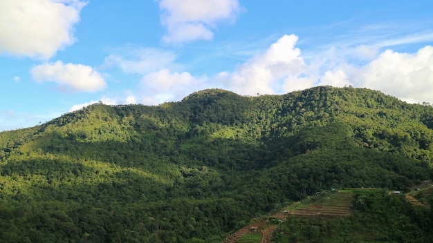 Prachtig landschapsmening van de bergen met wolken en blauwe lucht op het platteland van Thailand