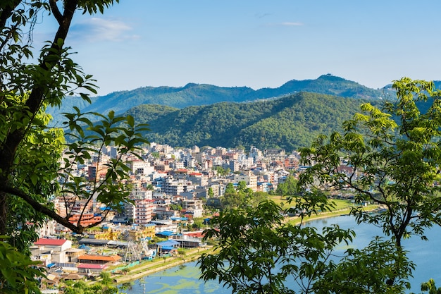 Prachtig landschapsmening van Pokhara-stad en Pheva-meer, Nepal. Reizen in Nepal concept. Stock foto.