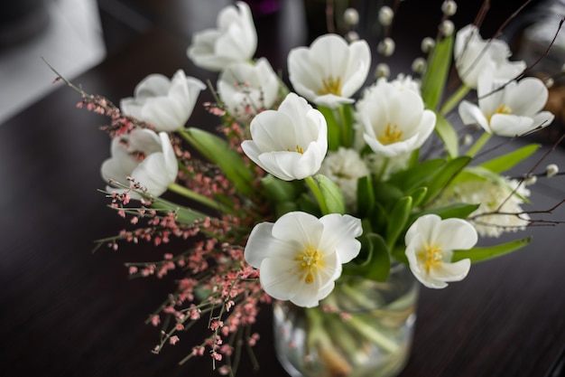 Prachtig lenteboeket met seizoensbloemen in interieur
