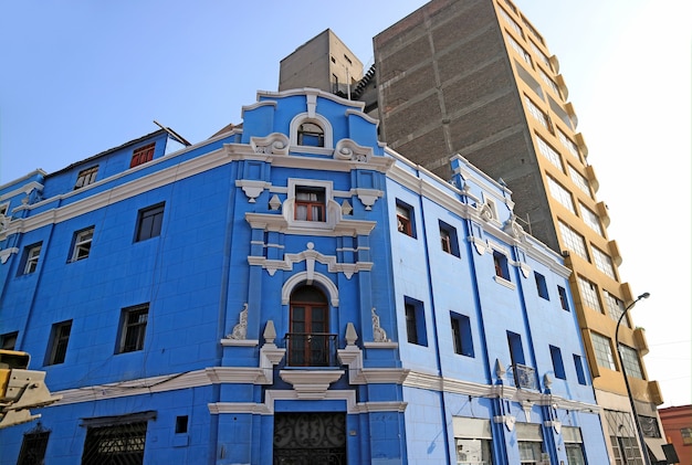 Prachtig levendig blauw en wit vintage gebouw in het centrum van Lima, Peru, Zuid-Amerika