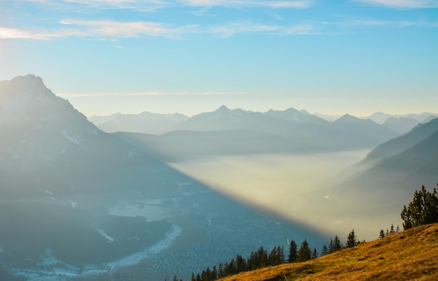 Prachtig licht vanaf de top van de bergen in de Beierse Alpen