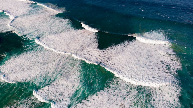 Prachtig luchtfoto van de kust