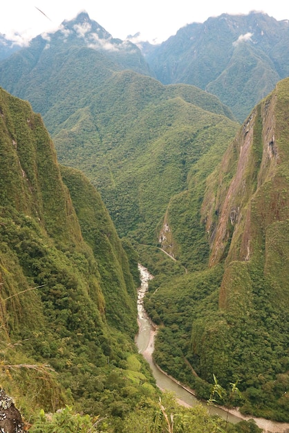 Prachtig luchtfoto van de stad Aguas Calientes en de rivier de Urubamba, gezien vanaf Machu Picchu, Peru