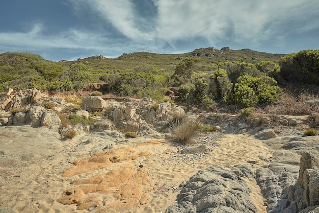 Prachtig mediterraan strand typisch voor de kust van Zuid-Sardinië, overgenomen in de zomer