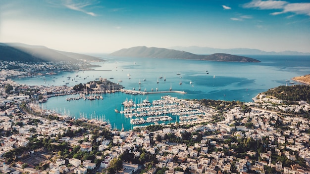 Prachtig mediterraan zeegezicht Prachtige Europese stad in Griekse stijl aan de zomerzeekust