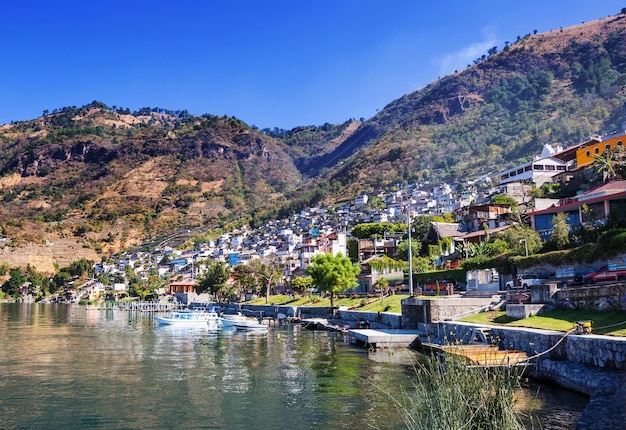 Prachtig meer Atitlan en vulkanen in de hooglanden van Guatemala, Midden-Amerika