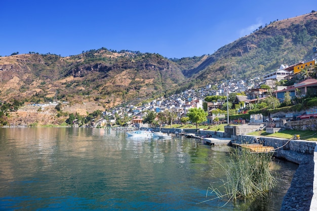 Prachtig meer Atitlan en vulkanen in de hooglanden van Guatemala, Midden-Amerika