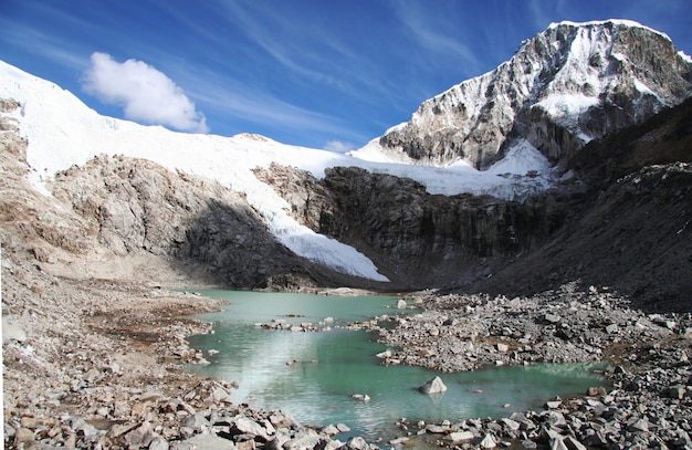 Prachtig meer en wolken in de berg Cordilleras