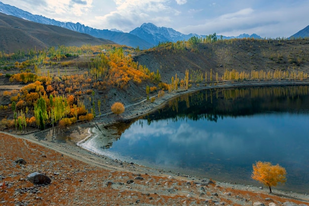 prachtig meer met herfstbomen Phander Lake ligt in het dorp Phander in KohiGhizer