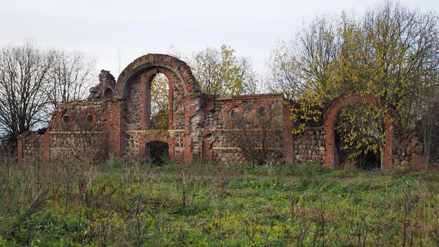 Prachtig metselwerk De ruïnes van de oude bijgebouwen van het landgoed van de Wrangel-baronnen