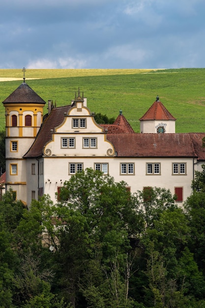 Prachtig middeleeuws gebouw op de heuvel in Duitsland