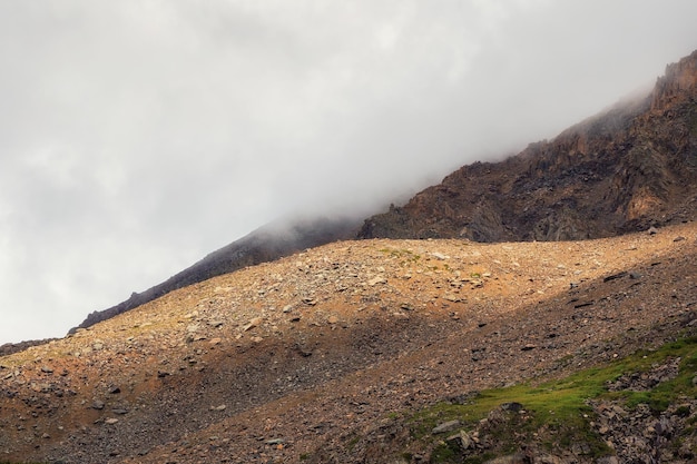 Prachtig minimalistisch landschap met grote bergtoppen boven laag