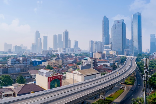 Foto prachtig mistig stadsbeeld van jakarta met rustig viaduct