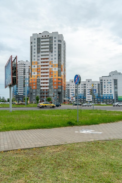 Prachtig modern gebouw met meerdere verdiepingen in een nieuw deel van de stad Een plek om te wonen en zaken te doen in Europa Woonwijk met ontwikkelde infrastructuur