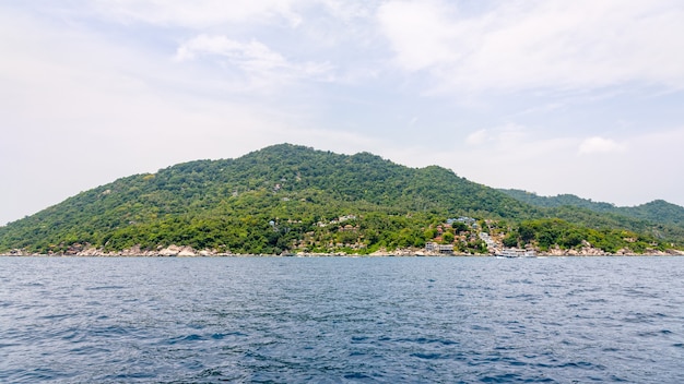 Prachtig natuurlijk landschap van het eiland Koh Tao en de blauwe zee in de zomer aan de Golf van Thailand, Ko Pha-ngan, de provincie Surat Thani, Thailand, 16:9 breedbeeld