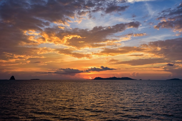 Prachtig natuurlijk landschap van kleurrijke wolkenlucht en zon bij zonsondergang boven de zee in de provincie Surat Thani, Thailand