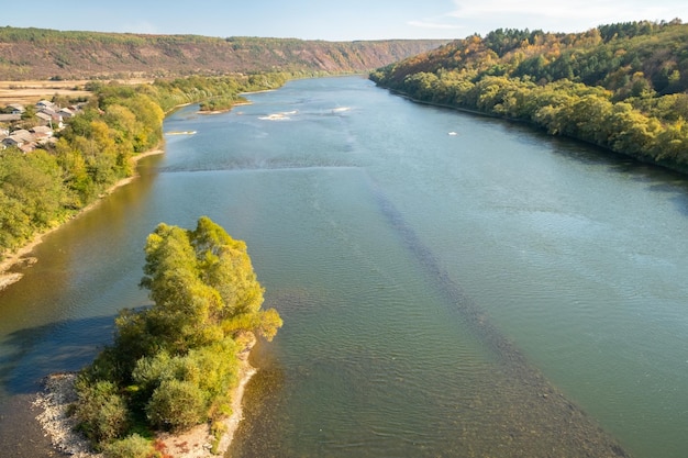 Prachtig natuurlijk landschap van rivier tropisch groen bos met heuvels op de achtergrond luchtfoto drone shot