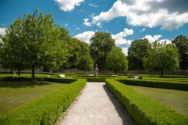 Prachtig natuurpark in het kasteel van Cerveny kamen. Kasteel in Slowakije, Europa.