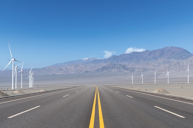 Prachtig nieuw energielandschap met weg over westelijke wildernis