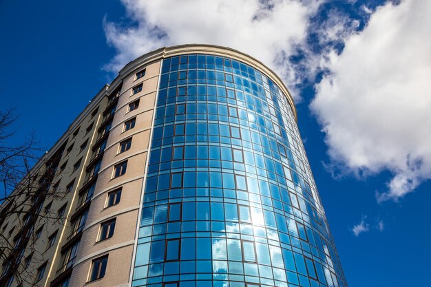 Prachtig nieuw gebouw met glazen ramen Nieuw gebouw in de stad