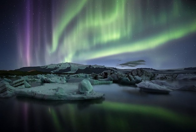 Prachtig noorderlicht boven het Jokulsarlon-gletsjermeer, IJsland