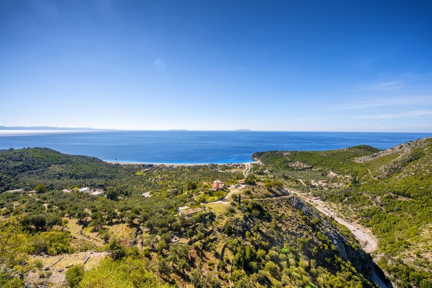 Prachtig ochtendzeegezicht met blauwe lucht in albanië