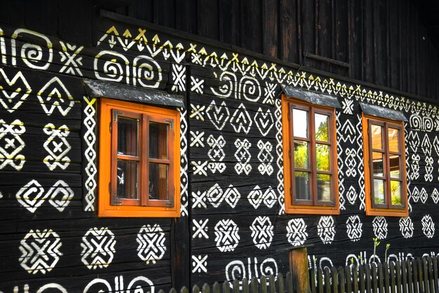 Prachtig oud historisch dorp Cicmany. Slowakije, Europa. Houten traditionele huizen.