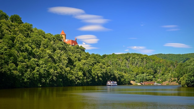 Prachtig oud kasteel Veveri Landschap met water op de Brno-dam tijdens de zomervakantie op een zonnige dag Tsjechië Brno