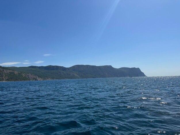 Prachtig panorama van de kust van de zee bergen