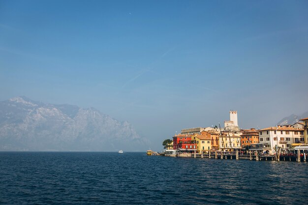 Prachtig panorama van het gardameer italië. uitzicht op het prachtige gardameer vanaf een boot omgeven door bergen