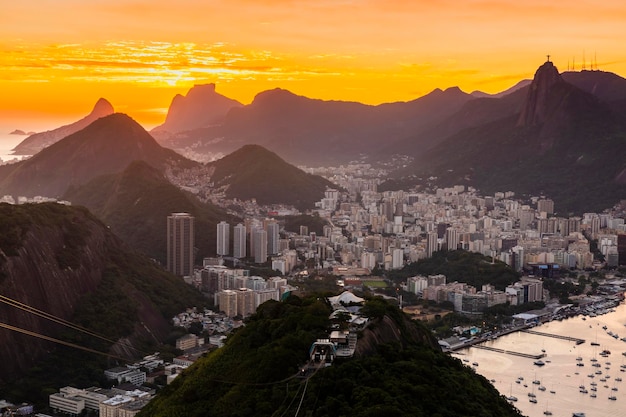 Prachtig panorama van rio de janeiro bij schemering brazilië suikerbroodberg