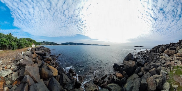 Foto prachtig panorama van zonnig strand exotisch oceaanstrand met rotsen tropische achtergrond