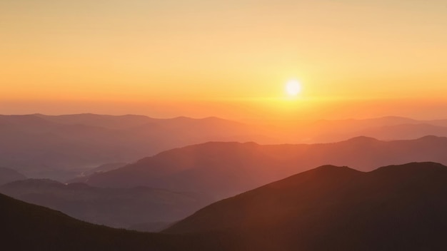 Prachtig panoramisch berglandschap op gouden zonsondergang