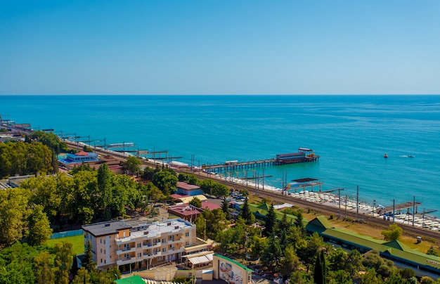 Prachtig panoramisch herfstlandschap in de badplaats Sochi aan de kust van de Zwarte Zee.