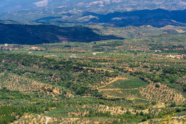 Prachtig panoramisch landschap van het landelijke landoppervlak en de bewolkte hemel vanaf berghoogte