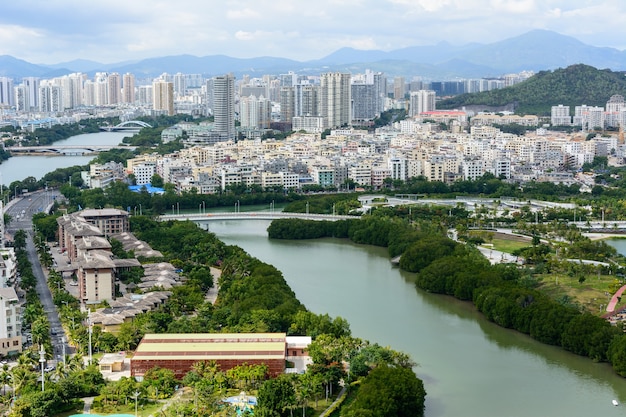 Prachtig panoramisch luchtfoto van de stad Sanya vanuit Luhuitou Park. Hainan-eiland, China.