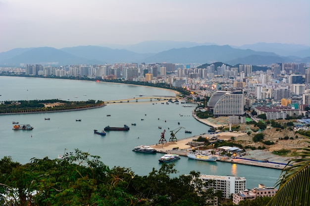 Prachtig panoramisch luchtfoto van de stad Sanya vanuit Luhuitou Park. Hainan-eiland, China.