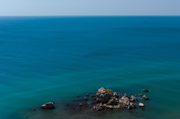 Prachtig panoramisch natuurlijk uitzicht op de zee.